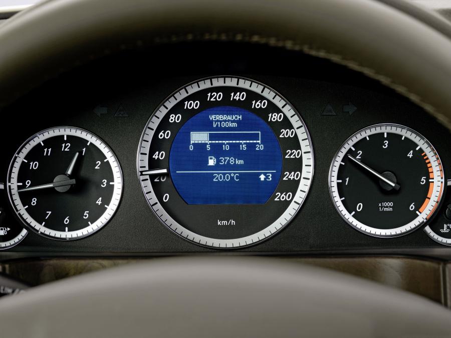  Mercedes-Benz E500 BlueEFFICIENCY 2011 года  (фото 2 из 17)